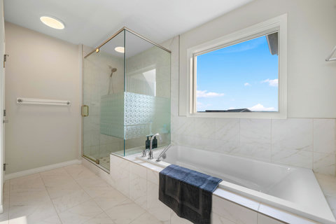 Ensuite Master Bathroom with Walk in Shower & Tub