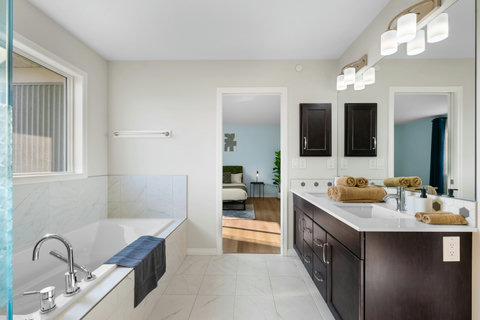 Ensuite Master Bathroom with Walk in Shower & Tub