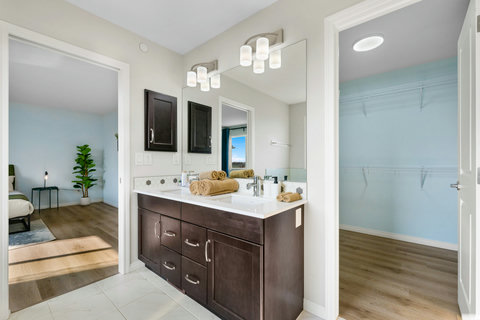 Ensuite Master Bathroom with Walk in Shower & Tub