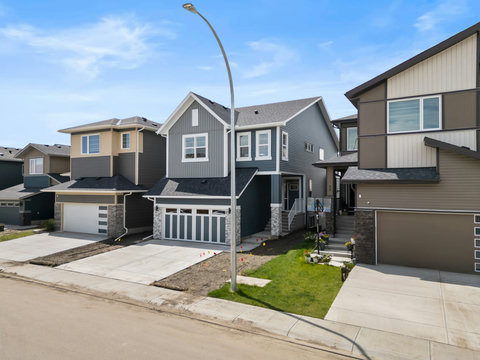 Stylish newly built home nestled in a welcoming suburban neighbourhood