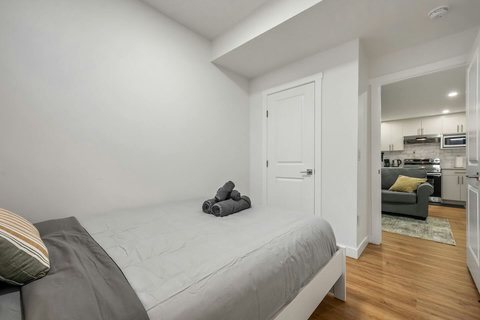 Comfortable guest bedroom with queen bed and modern finishes
