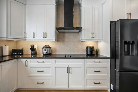 Six-burner gas range lets you cook elaborate meals with ease and confidence