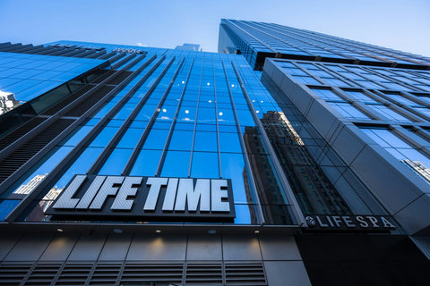 Lifetime Fitness River North - On-site Gym. Your reservation includes a membership for the duration of your stay
2 Outdoor Pools, 1 Indoor Pool
Expansive Gym
Workout Classes
On-site Kids Camp
Cycle Room
Basketball Court
Spa and Hair Salon
Restaurant 
