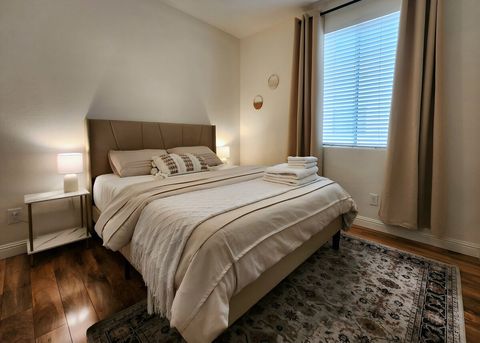 Bedroom 2 (queen bed, 1st floor)