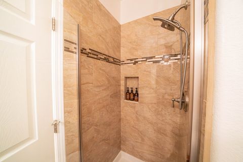 Bathroom 2 (1st floor next to Bedroom 2)