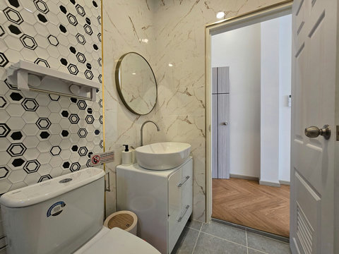 Full Bathroom 1 
(private attached to Master Bedroom)