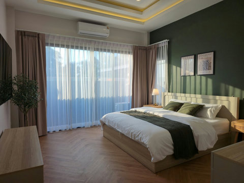 Master Bedroom (King bed)
