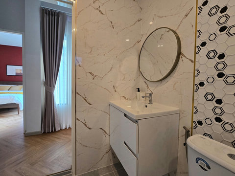 Full Bathroom 3 (shared)