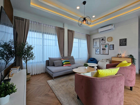 Comfortable sofas and Smart TV (65")