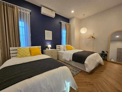 Cozy twin room, ideal for kids or individual guests.
