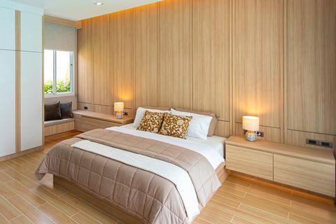 Master Bedroom (King bed)