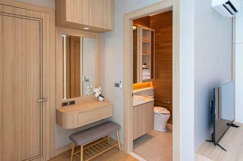 Full Bathroom 1 
(private attached to Master Bedroom)