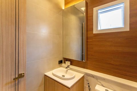 Full Bathroom 2
(private attached to bedroom 2)