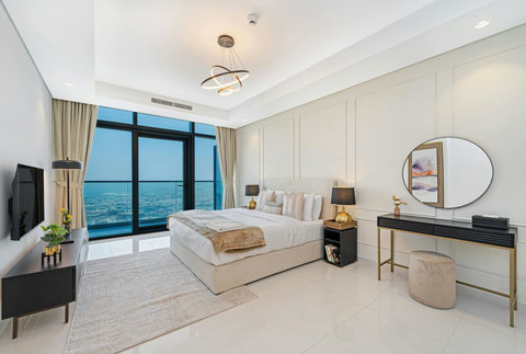 You’ll enjoy the king bedroom with floor-to-ceiling windows, giving you breathtaking views of the city skyline right from your bed.