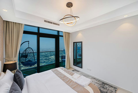 Features a comfortable king-size bed, floor to ceiling windows. Enjoy your direct access from the balcony and take in the city skyline views.