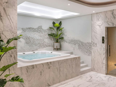 Enjoy a relaxing soak in the jacuzzi.