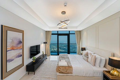 You’ll enjoy the king bedroom with floor-to-ceiling windows, giving you breathtaking views of the city skyline right from your bed.