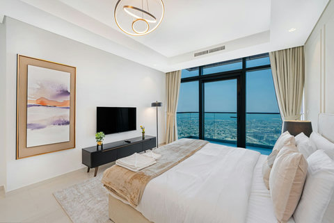 You’ll enjoy the king bedroom with floor-to-ceiling windows, giving you breathtaking views of the city skyline right from your bed.