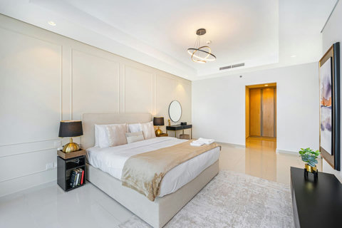 You’ll enjoy the king bedroom with floor-to-ceiling windows, giving you breathtaking views of the city skyline right from your bed.