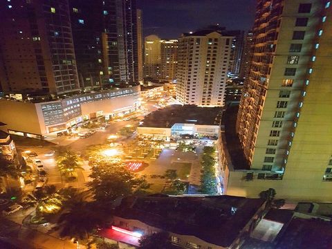 Forbes Town Plaza towards Burgos Circle