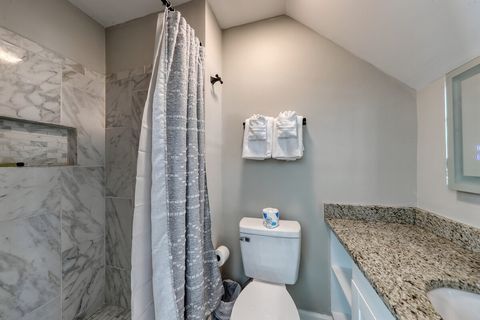Bathroom: Stunning marble finishes and modern fixtures for a refreshing retreat!