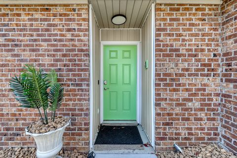 Entrance: Bright green door welcomes you to your beach getaway! Step inside and relax.