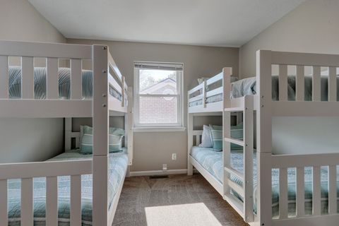 Bunk Room: Playful bunk beds await, perfect for kids’ adventures and beachside dreams!
