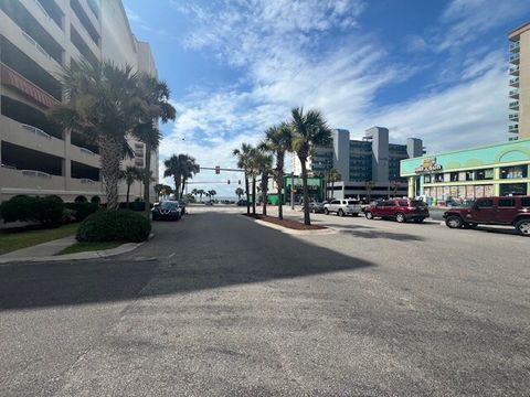 Fun little beach hub a couple blocks away.  Vibrant shops and dining just around the corner!