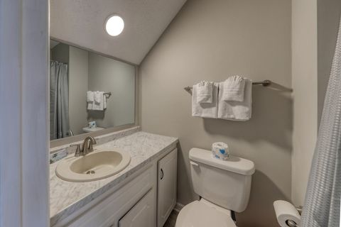 Bathroom: Modern finishes and bright lighting deliver a refreshing space for your vacation!