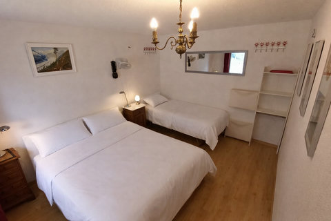 1 bedroom with double bed and single bed