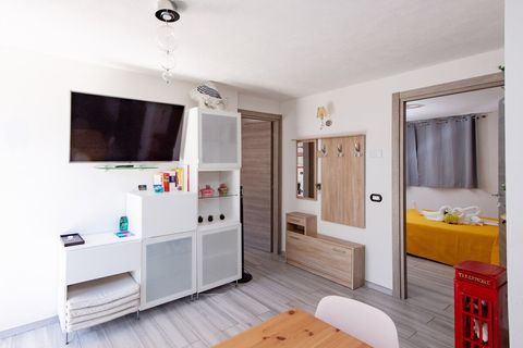 Salotto con ingressi per le 2 camere da letto