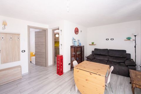 Salotto con ingressi per cucina e camera da letto