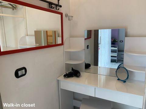 Spazio all'interno della cabina armadio perfetto per truccarsi o pettinarsi.