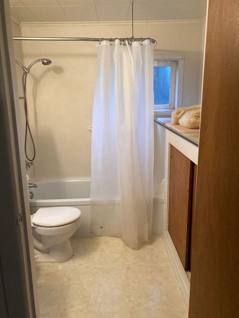 BA also has pedestal sink 