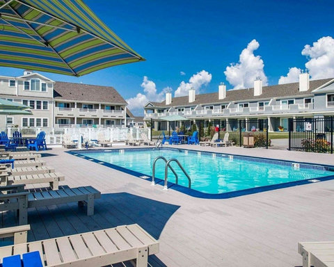 resizeplus_relax-by-the-pool