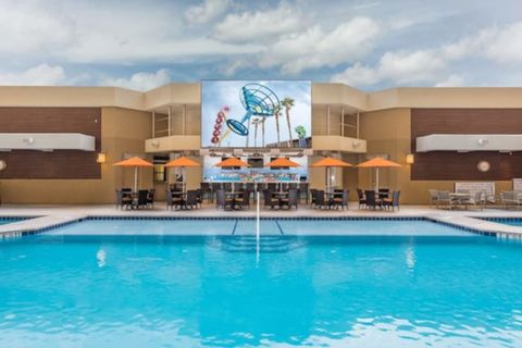 Level 5 Outdoor Pool and Bar & Grill