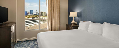 004-grand-desert-cw-1br-gallery-bedroom