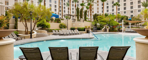 008-grand-desert-cw-gallery-amenity