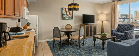 001-grand-desert-cw-1br-gallery-living