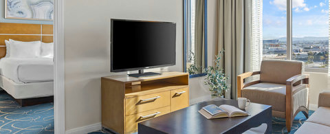 004-desert-blue-cw-1br-gallery-living-bed