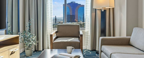 002-desert-blue-cw-1br-gallery-living-alt