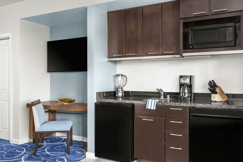 cw-desert-blue-studio-mobility-roll-in-shower-visual-assist-kitchen-1