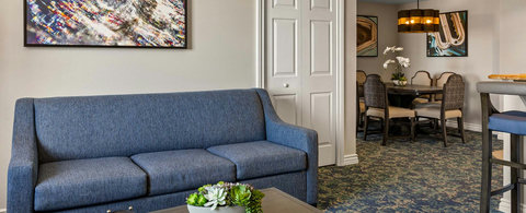 008-grand-desert-cw-1br-dlx-2br-dlx-gallery-living
