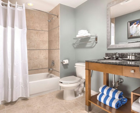 cw-desert-blue-two-bedroom-deluxe-suite-bathroom-1