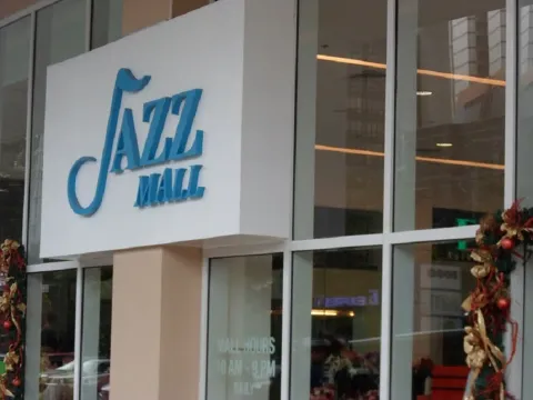 Mall with cafes, postal service, supermarket, bank