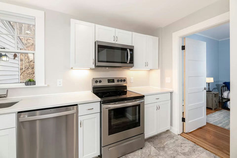 Easy to cleanup with the full sized flattop stove with oven. Must have dishwasher too!