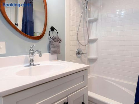 Bright updated bathroom with tub-shower combo and stylish modern finishes