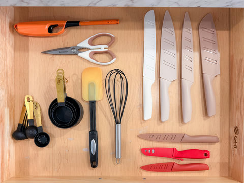 Well-stocked cook's kitchen: knife set, kitchen shears, whisk, spatula, and measuring cups — nothing missing when you want to cook.