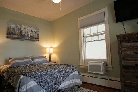Hybrid queen mattress with room with a super quiet AC and ceiling fan so  you can stay cool on those hot summer nights.