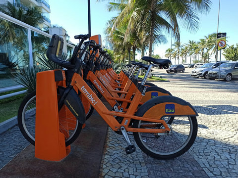Bicicletas para aluguel, por aplicativo, disponíveis, a poucos metros do flat, na praia da Barra.
